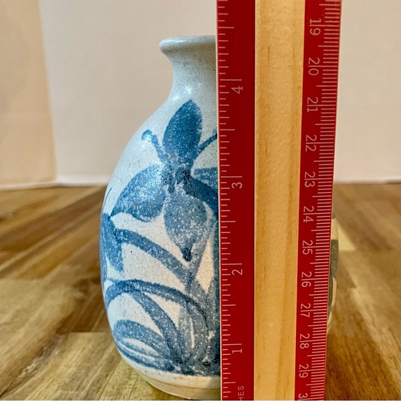 Studio Pottery Vase Artist Signed ‘91 Dusty Blue Flowers Floral 4.5” Tall VTG - Picture 6 of 9